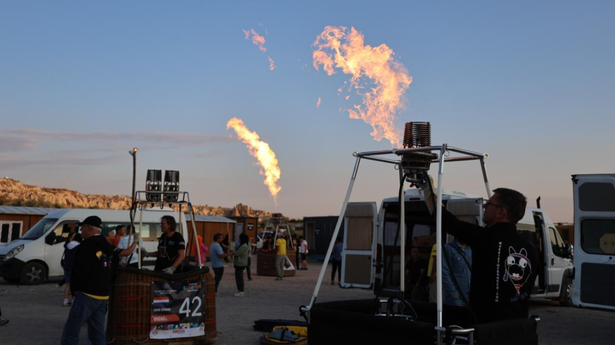 Kapadokya'da figürlü balonların gösteri uçuşuna 'rüzgar' engeli