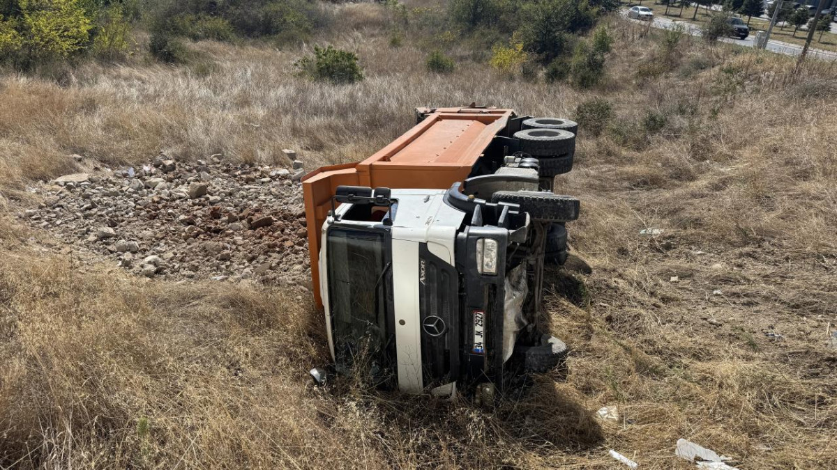 Edirne'de kontrolden çıkan hafriyat kamyonu devrildi