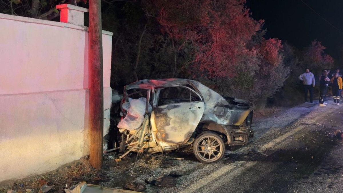 İzmir'de yanan otomobilin sürücüsü hayatını kaybetti