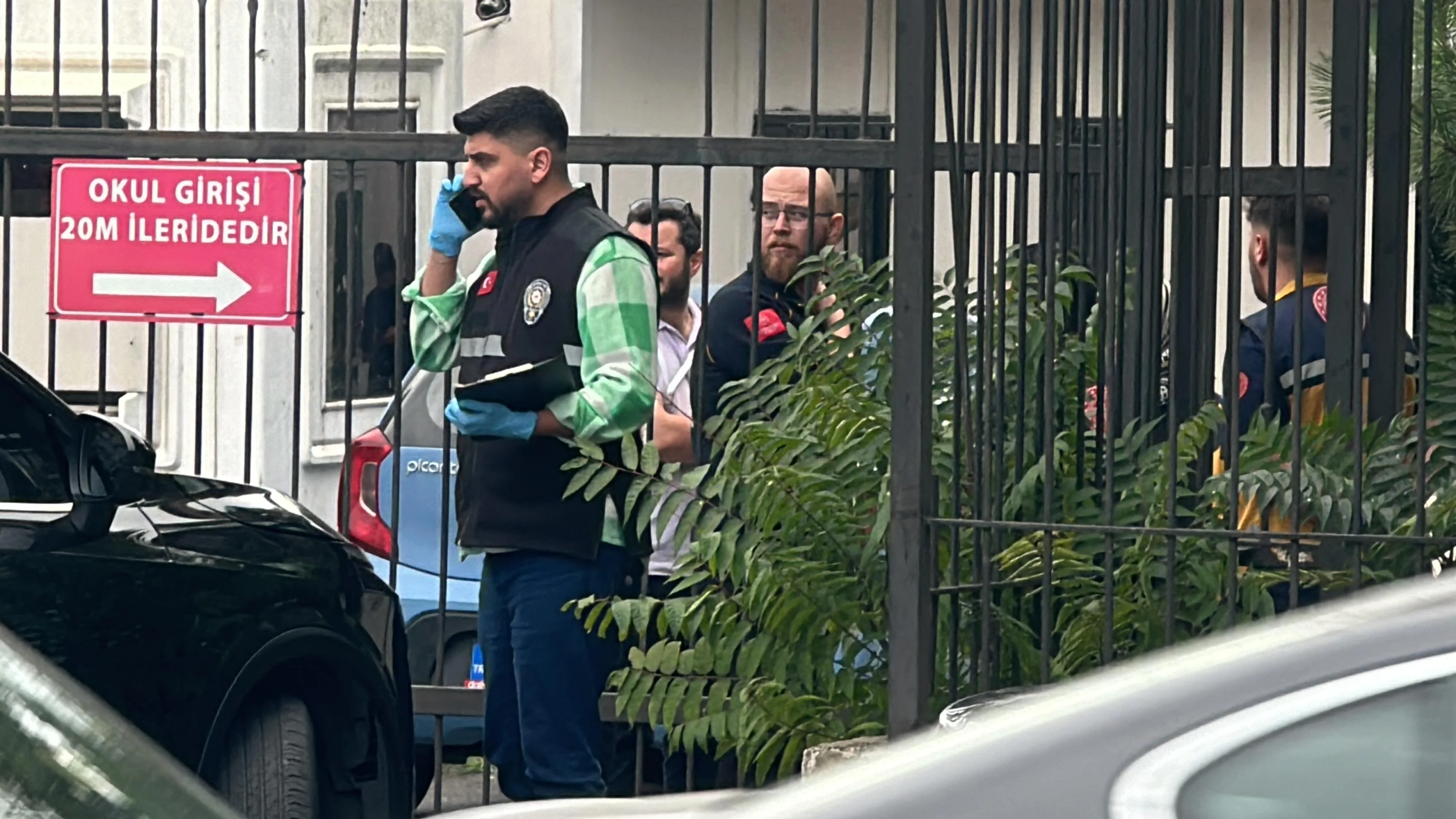 Etiler'de lisede öğretmen okul içerisinde ateş etti. Üzerinden 1 tabanca 3 bıçak bulundu