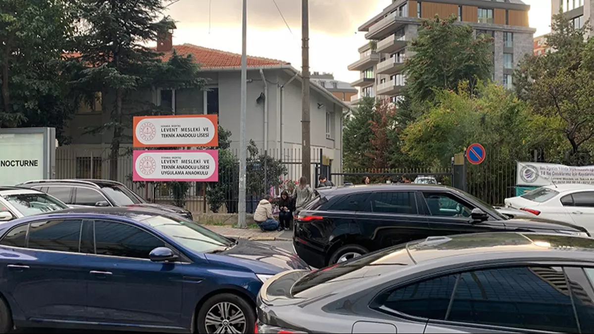 Öğretmen okul müdürünü bulamayınca yardımcısına silah çekti. Okula 1 tabanca 3 bıçakla geldi