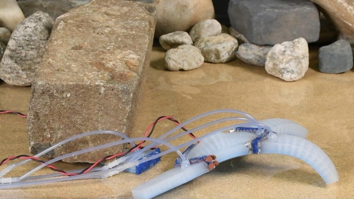 Hayatta kalmak için bacağını kesen robot üretildi