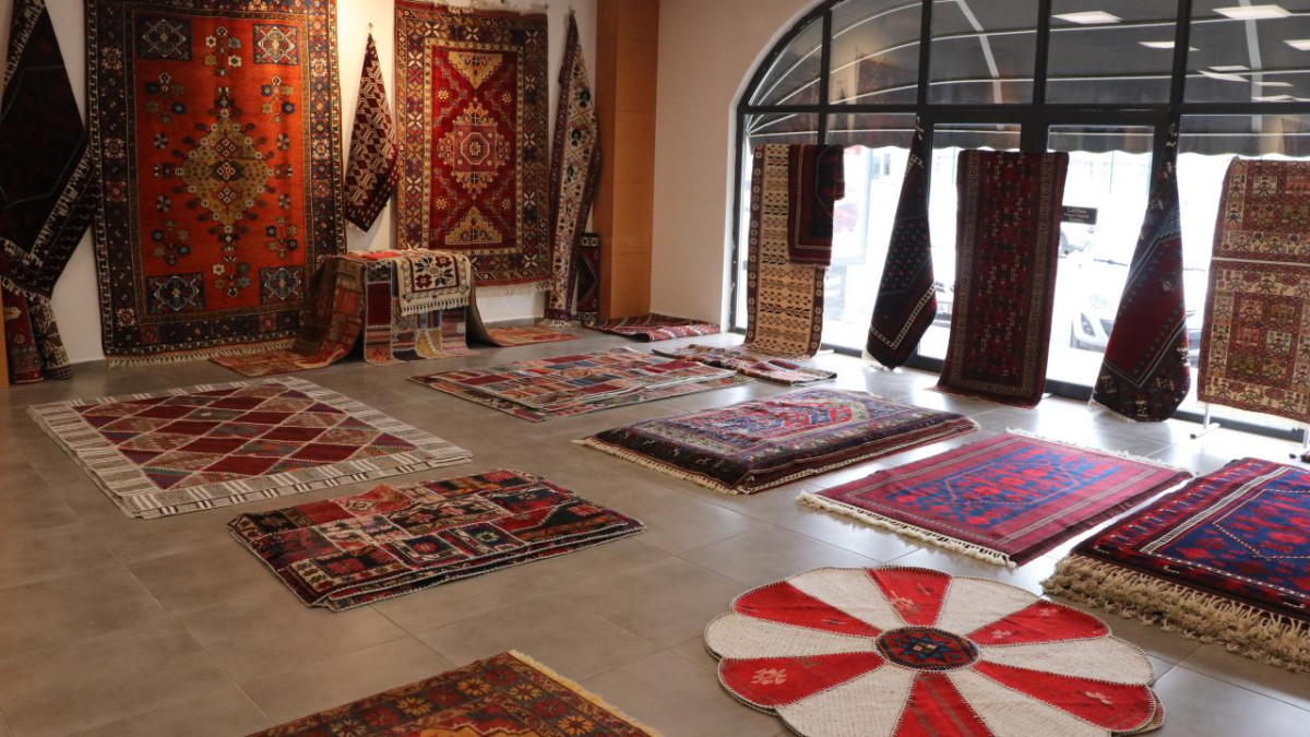 Sakarya'da geçmişi 3 bin yıla dayanan Yağcıbedir halıları sanatseverlerle buluştu