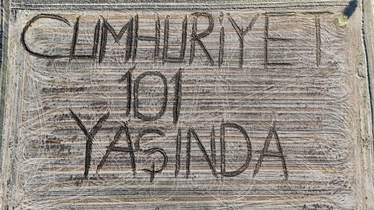 Kırklarelili çiftçi Cumhuriyet sevdasını tarlasına yansıttı