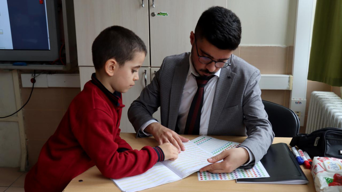 Depremde sol gözünü kaybetti: Zorlukları öğrencilerinin sevgisiyle aştı