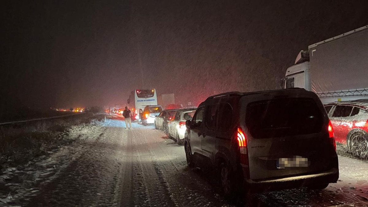 İstanbul'da kar sürücülere zor anlar yaşattı