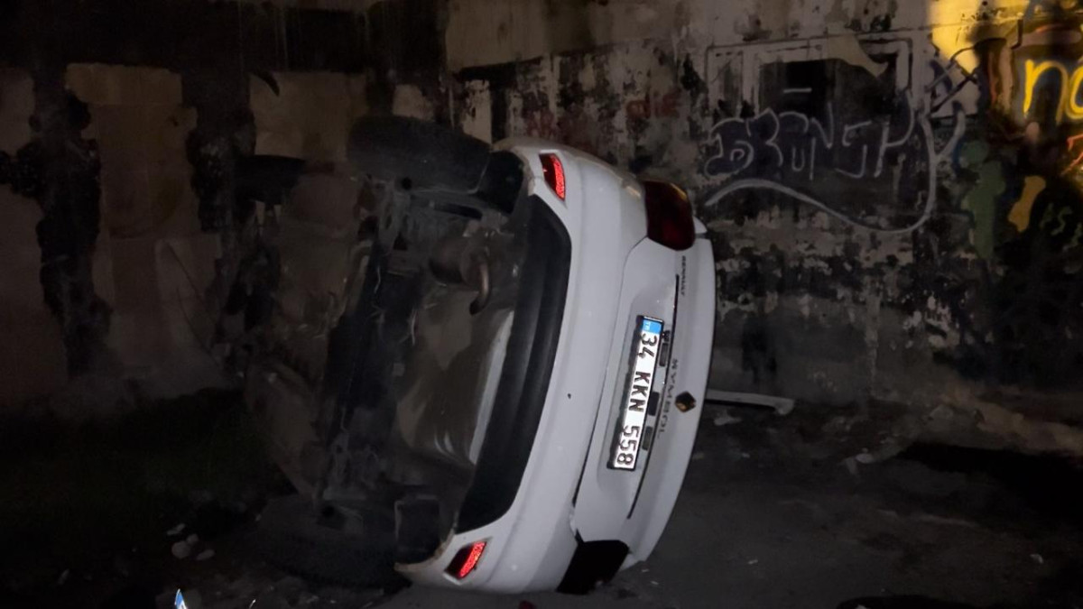 İstanbul'da otomobil viyadükten düştü