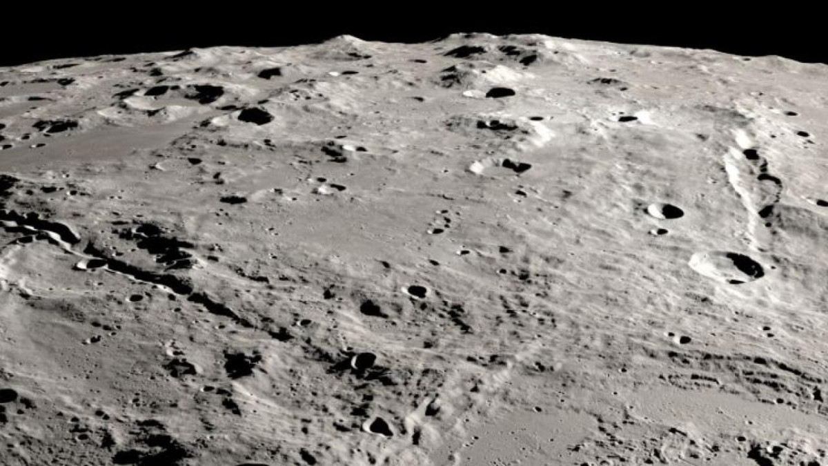 Özel uzay aracı Aya iniş yaptı ancak yan yatmış olabilir