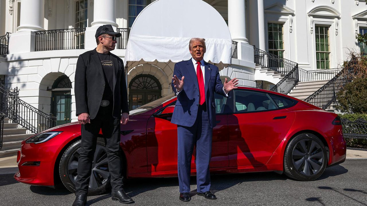 Trump, Musk'a destek için Tesla aldı