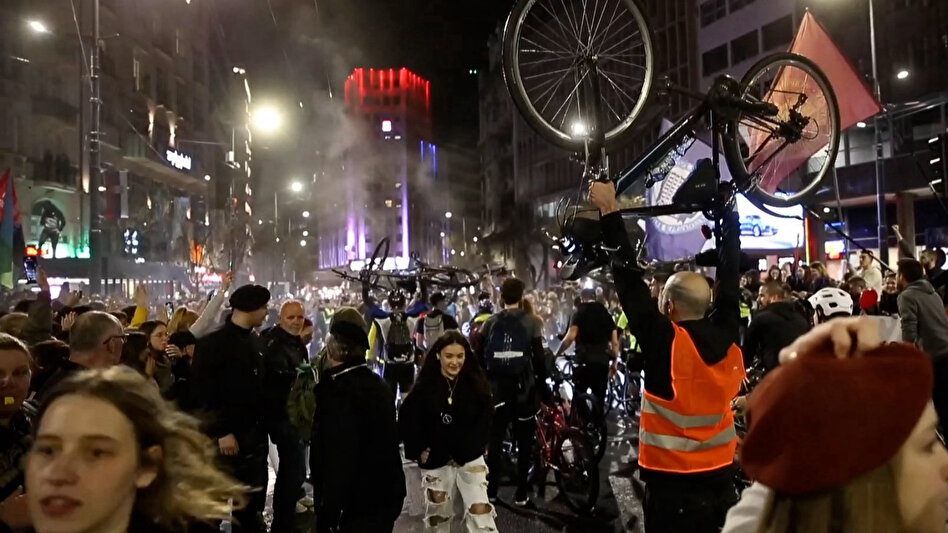 Sırbistan'da ülke tarihinin en büyük protestosu için binlerce öğrenci Belgrad'a akın etti