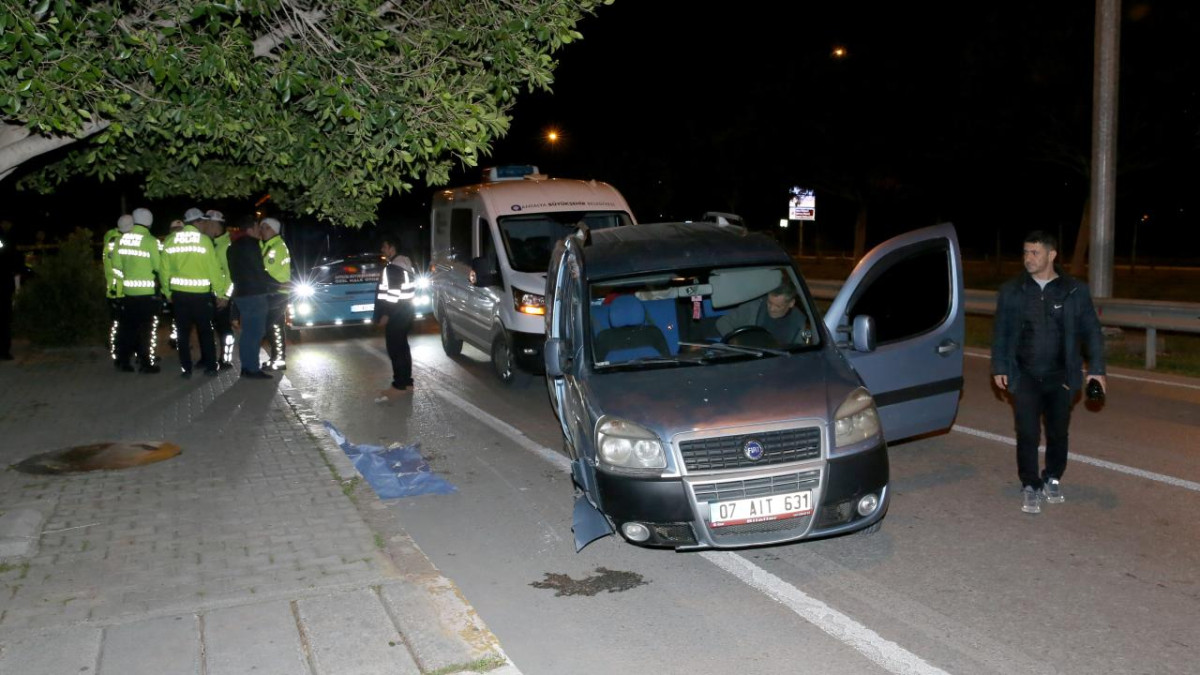 Antalya'da hafif ticari araç ile halk otobüsünün karıştığı kazada 1 kişi öldü
