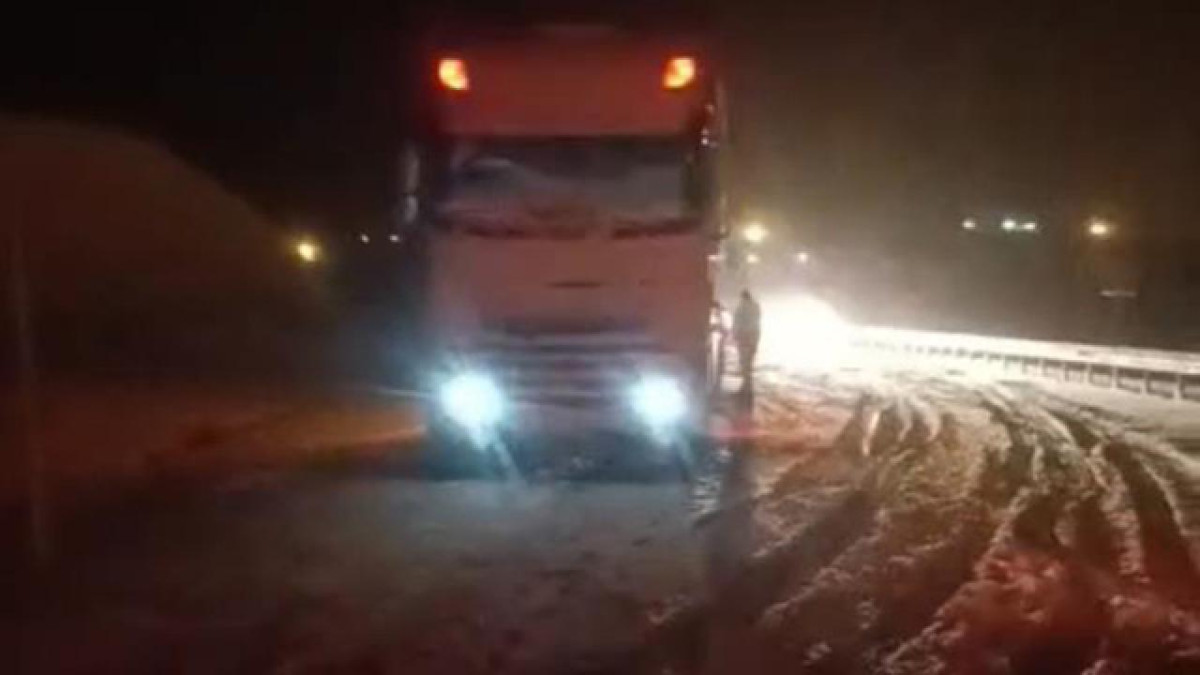 Hakkari'de tipi: Çok sayıda araç mahsur kaldı