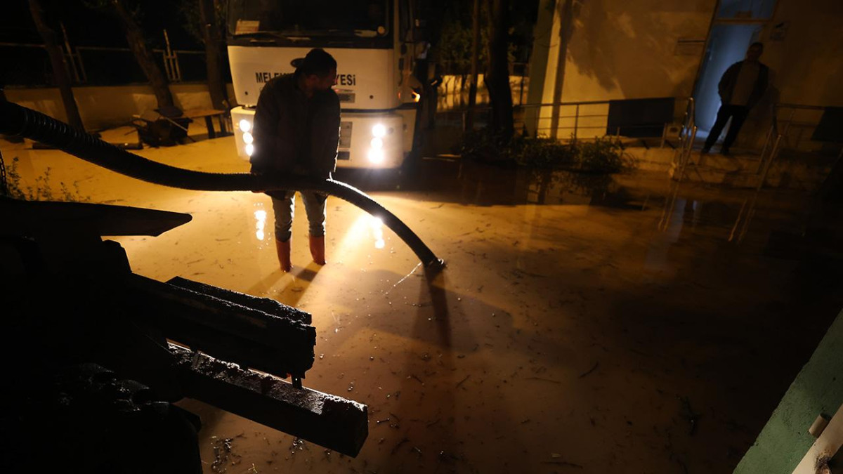 Iğdır'da sağanak su baskınlarına neden oldu