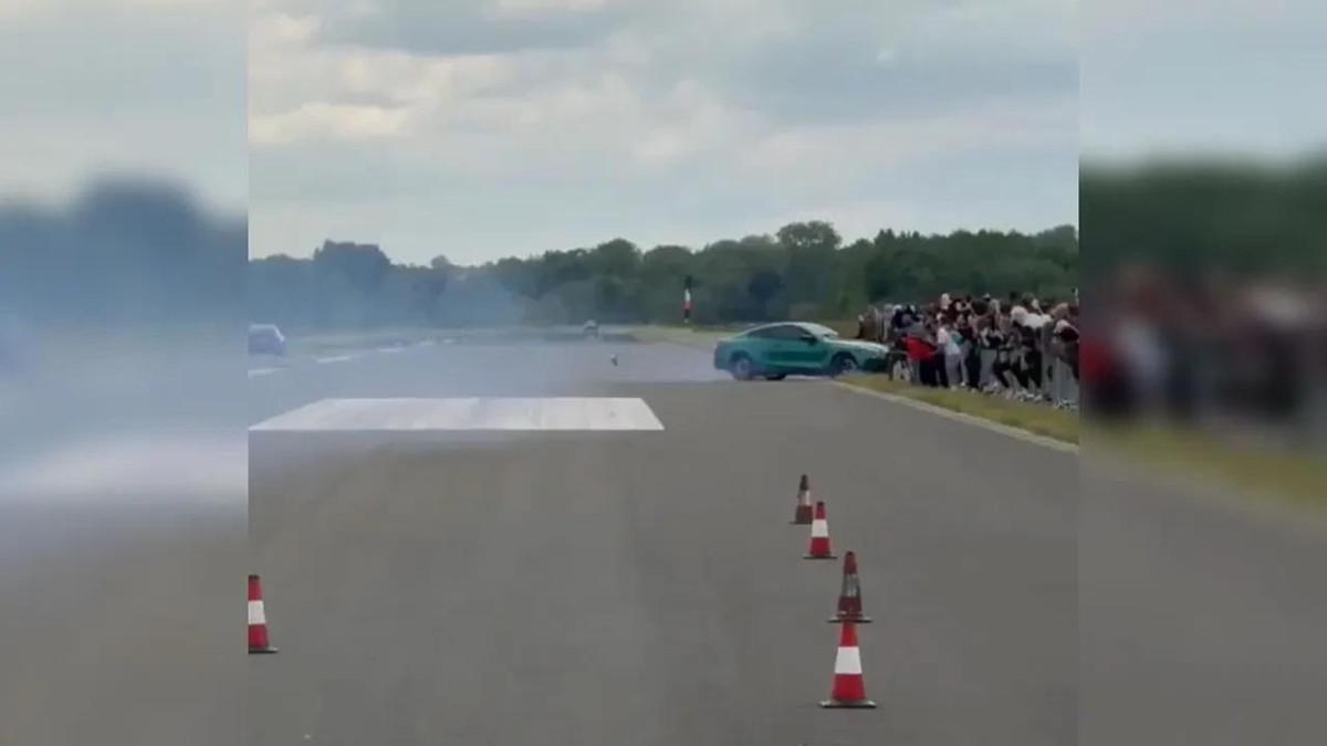 Havaalanında yarış faciası: Araba kalabalığın içine daldı