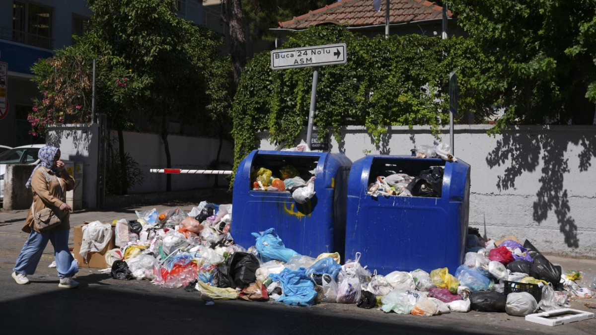İzmir'de sokaklar yine çöp yığınlarıyla doldu