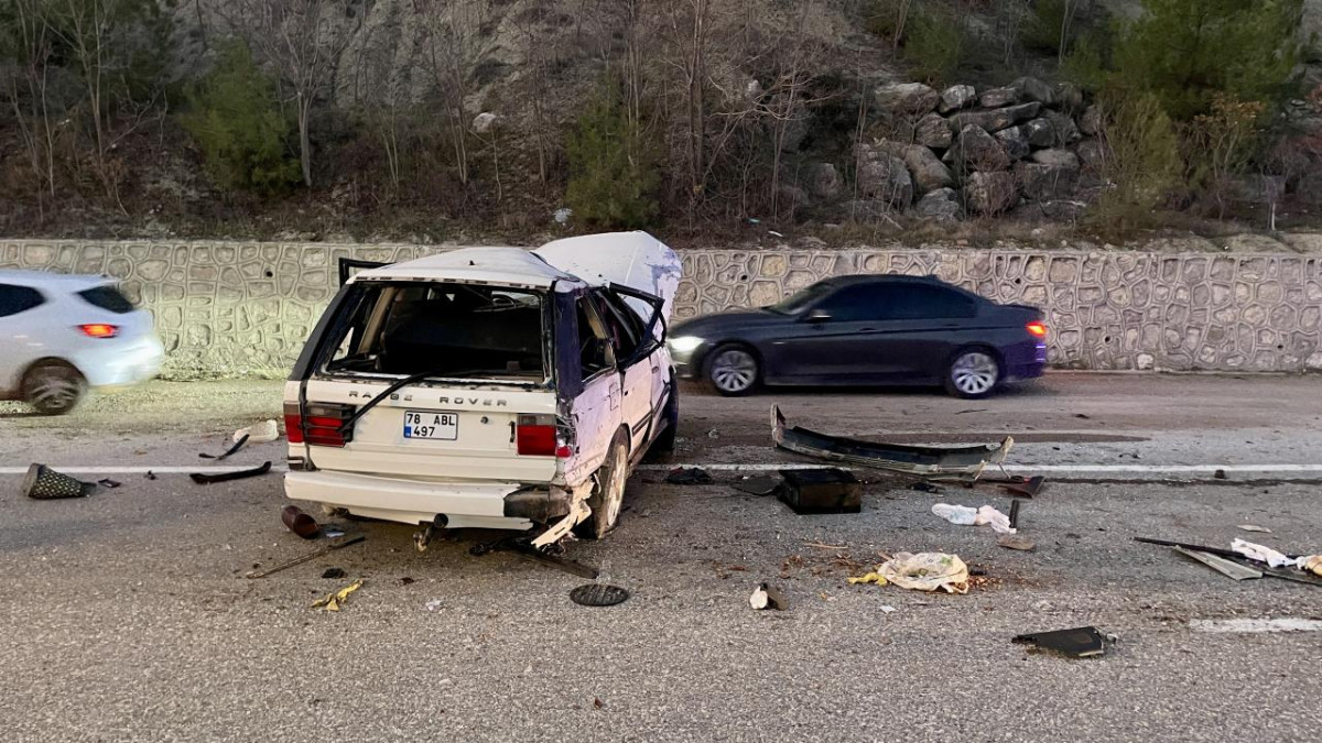 Karabük'te devrilen araçtaki 2 kişi öldü, 7 kişi yaralandı