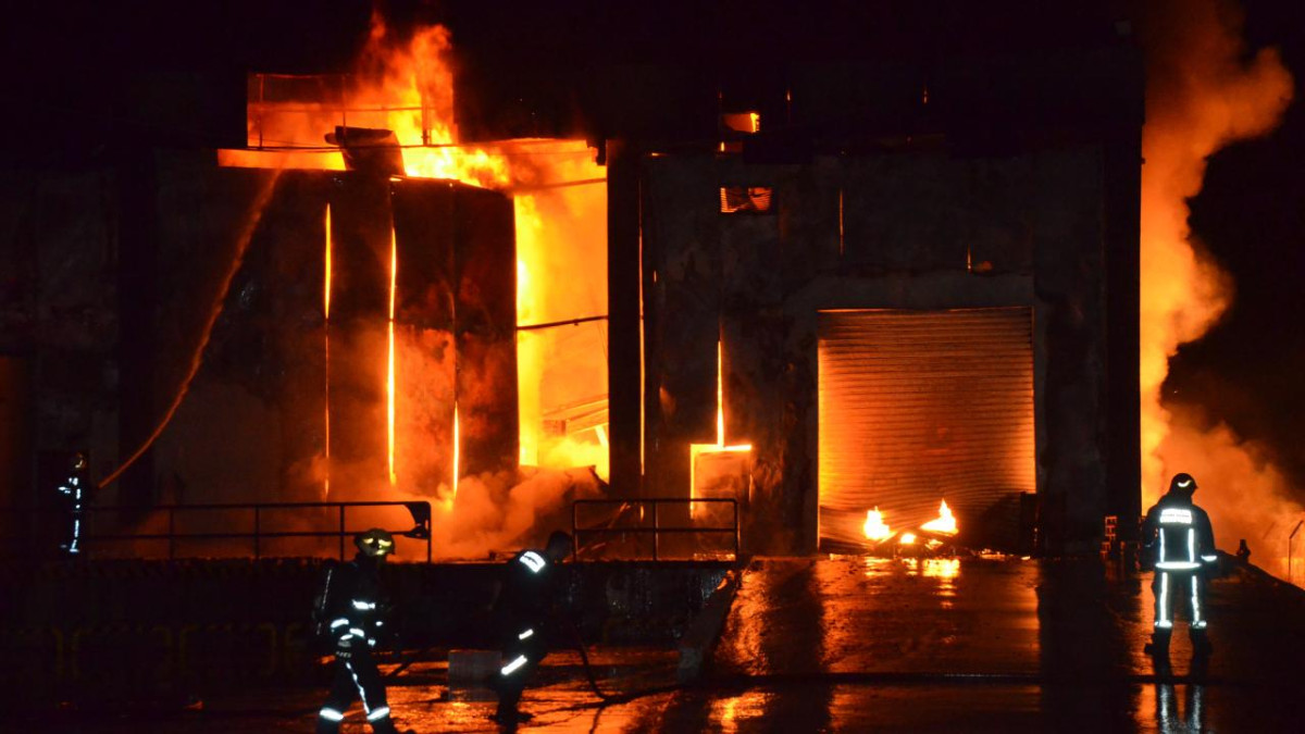 Antalya'da soğuk hava deposunda yangın