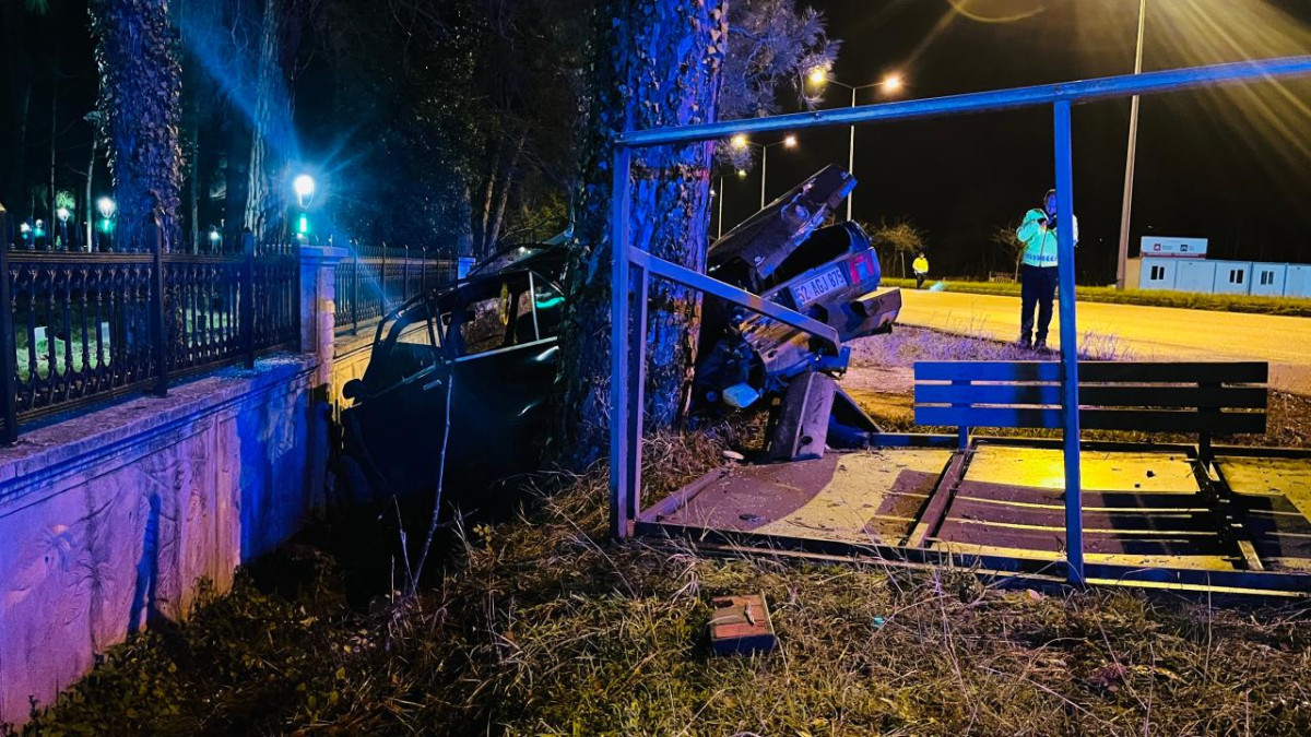 Samsun'da otomobil otobüs durağına çarptı: 1 yaralı