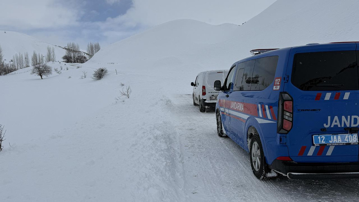 Çığ kara yolunu kapattı, araç içindekiler son anda kurtuldu