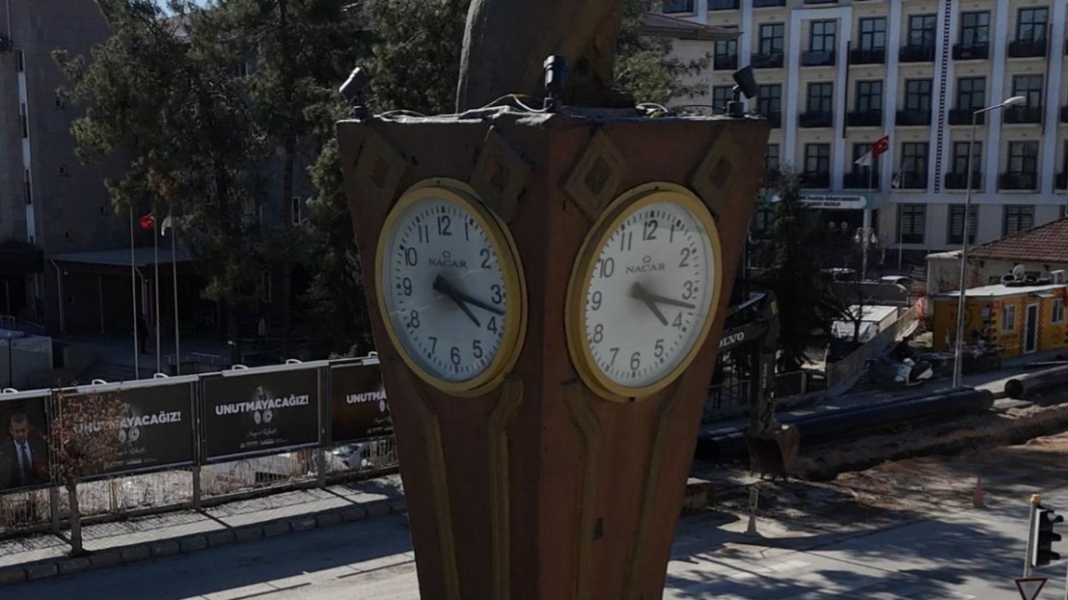 Adıyaman'da saat kulesi 3 yıldır 04.17'yi gösteriyor