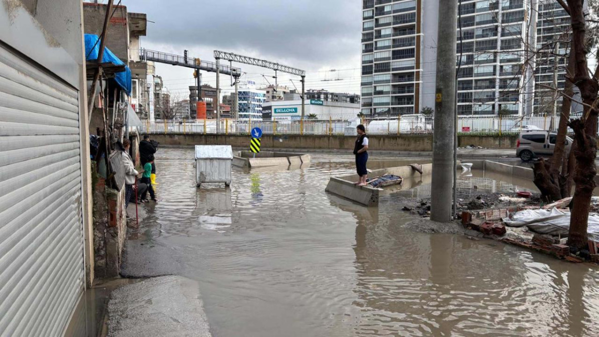 İzmir'de sağanak hayatı olumsuz etkiledi