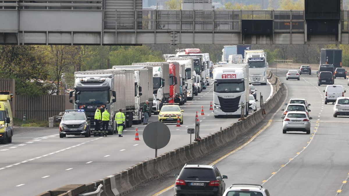 Fransada kamyon şoförleri, artan akaryakıt fiyatlarını protesto etti