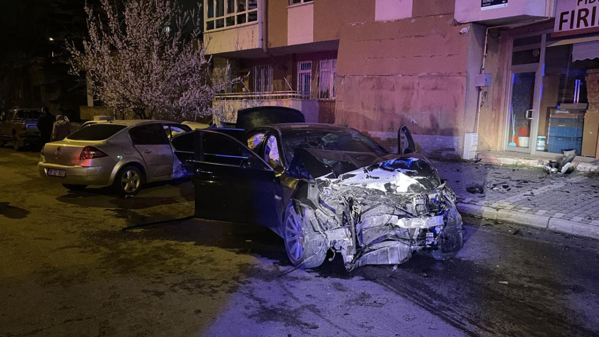 Kayseri'de 2 otomobil çarpıştı: 1'i ağır 5 yaralı