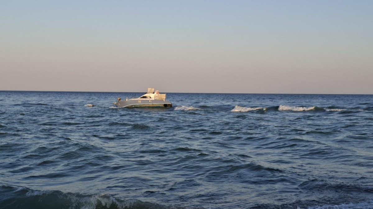 Antalya'da denizde iki teknede mahsur kalan 5 kişi kurtarıldı