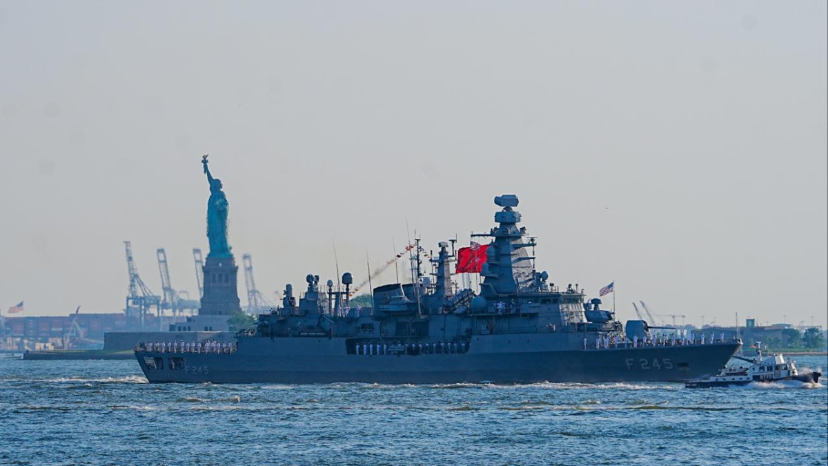 TCG Oruçreis, New Yorkta Türkiye'yi temsil etti