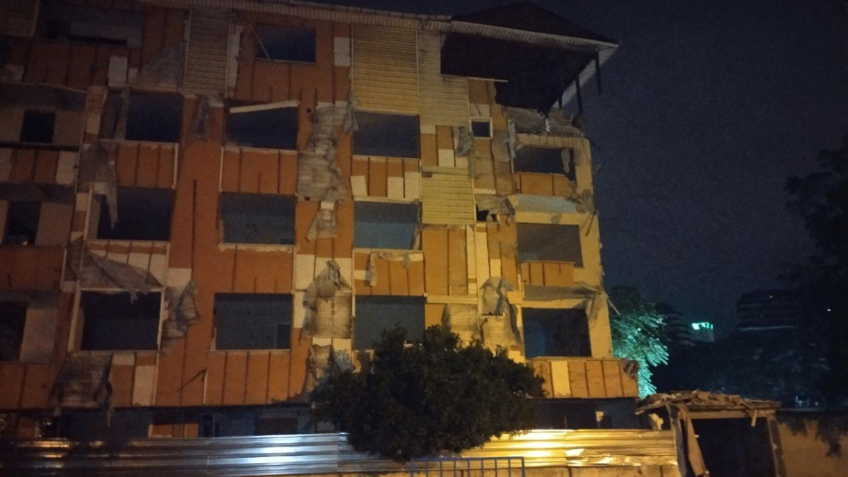 İstanbul'da kentsel dönüşüm kapsamındaki binanın balkonları ile duvarı çöktü