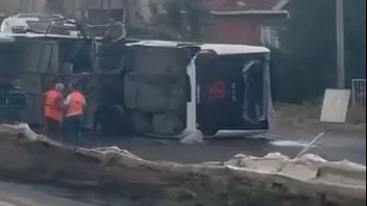 İstanbul'da servis otobüsü devrildi: 15 yaralı