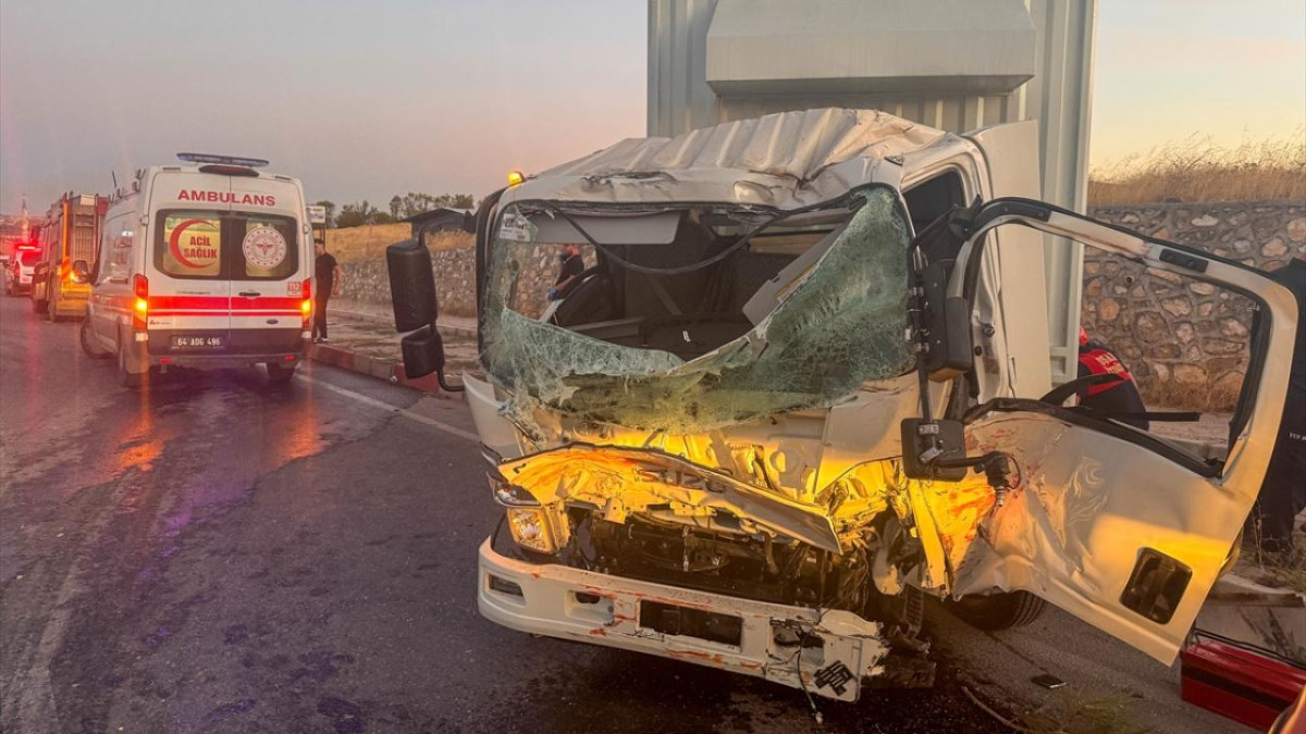 Uşak'ta itfaiye aracı ve kamyon çarpıştı: 1 ölü, 2 yaralı