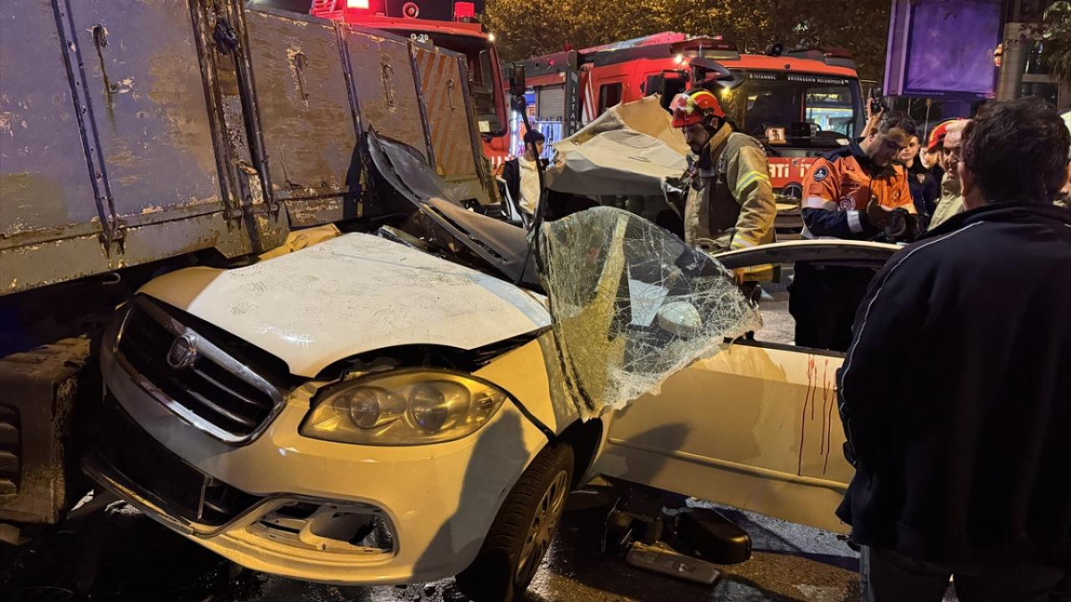 Beyoğlu'nda taksiye çarpan otomobil park halindeki kamyonetin altına girdi: 3 yaralı