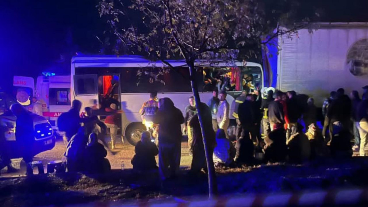 Isparta'da çekici ile minibüs çarpıştı: 17 yaralı